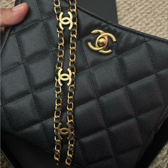 GWP Chanel gift beauty Black Quilted Shoulder Bag with Gold Chain - Picture 12 of 12